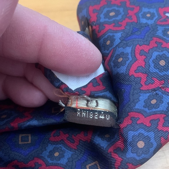 Guy LaRoche Made in USA Silk Tie Navy with Red Floral pattern 60"L x 3.25"W EUC - Picture 8 of 8